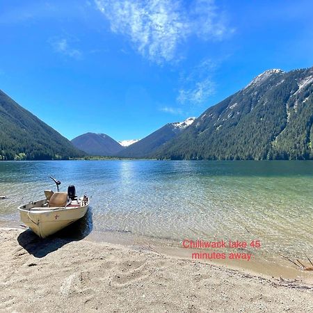 Private 2 Bedrooms Suite Near Hwy 1, Cultus Lake, Heritage Park, Fishing, Coliseum Чилівак Екстер'єр фото